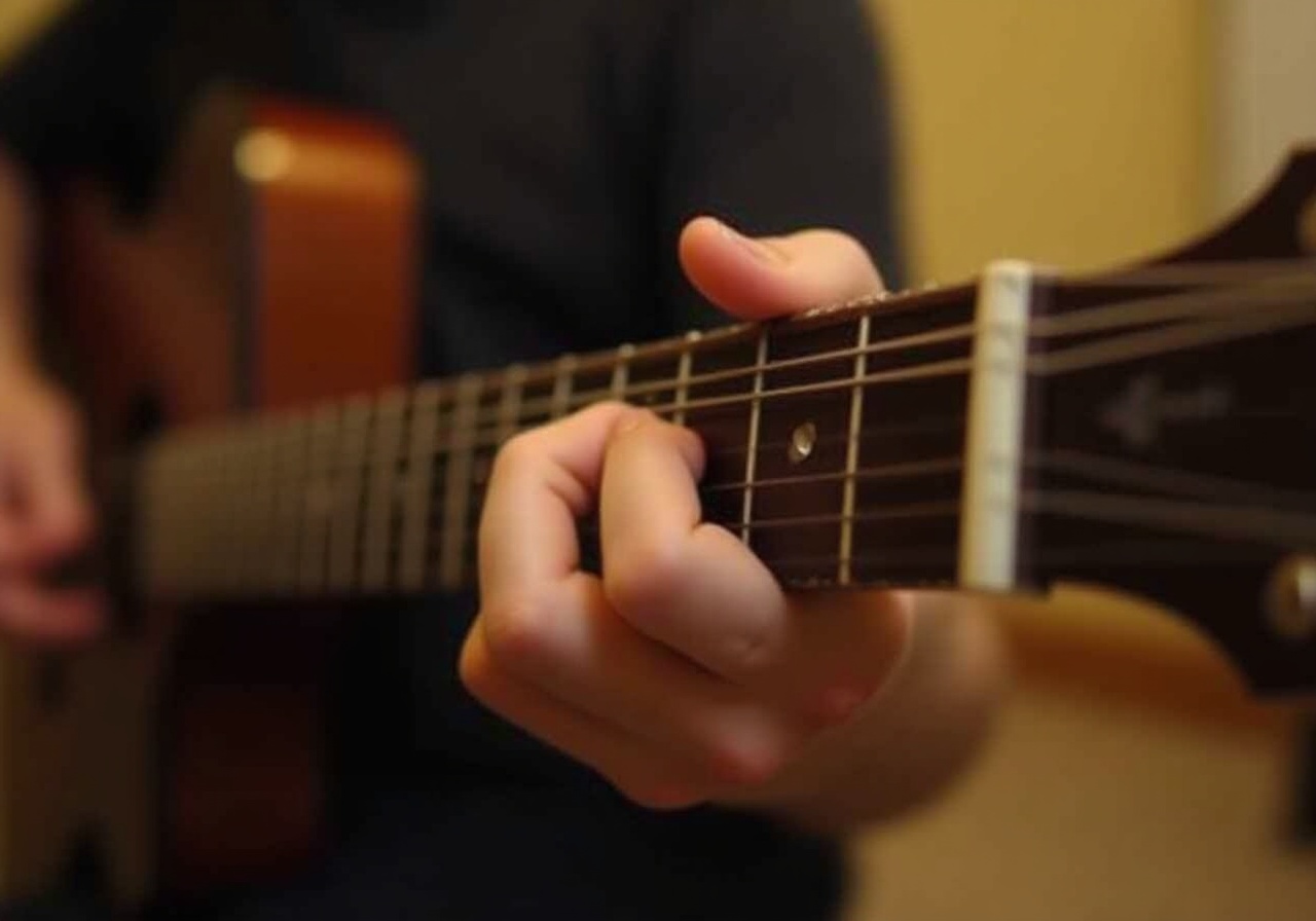 Стили игры на гитаре для начинающих: от блюза до рока